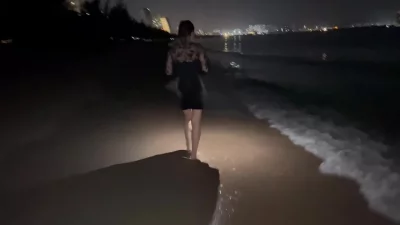 海边搭讪美女，树下后入