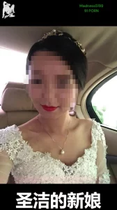 给骚老婆安装肛塞